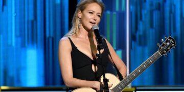 Американска пејачка ја обвини мајка ѝ дека и украла 100 милиони долари