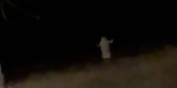 (Видео) Човек во бела мантија ноќе им се појавува на кавадарчани и ги вади од памет