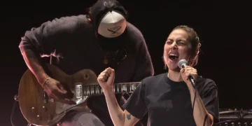 Без шминка, во црна маица и фармерки Лејди Гага пееше на Оскарите