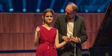 (Видео) Овации и аплауз за слепо и аутистично девојче додека свири пијано