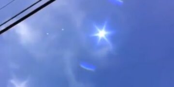 (Видео) Снимена е необична светлина на небото како испушта звуци, научниците немаат објаснување за овој натприроден феномен