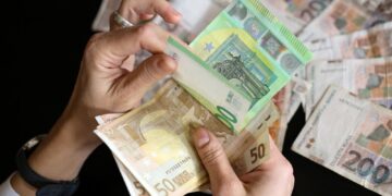 Дете од Србија украло заштеда на родителите па делело евра низ школо за да биде популарно