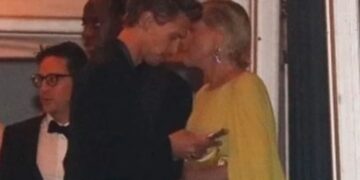 (Видео) Остин Батлер разменува броеви со Шерон Стоун, а бившата избегна да го погледне