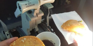 Пилоти се суспендирани затоа што пиеле кафе и јаделе слатки на контролната табла