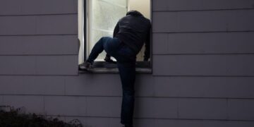 Пијан маж провалил во библиотека па се правдал на полицијата: Мислев дека влегувам дома