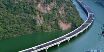 (Видео) Кинезите изградија автопат среде река