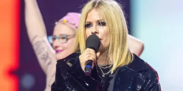 Девојка во топлес излезе на сцена додека Аврил Лавин држеше говор