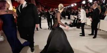 (Видео) Фотограф се сопна на Оскарите, Лејди Гага му помогна да стане