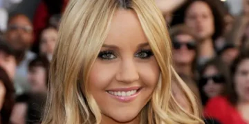 Глумицата Аманда Бајнс заврши во психијатриска болница откако ја виделе како шета гола по улица