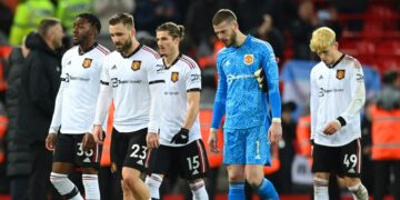 (Видео) Фудбалерите на Манчестер јунајтед побараа извинување од навивачите за поразот од Ливерпул од 7:0