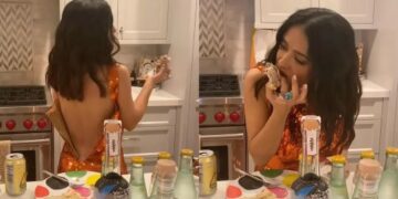 (Видео) Салма Хајек по Оскарите го раскопча фустанот и се фрли на јадење месо во кујната