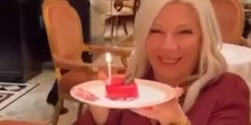 Звуци од пијано и елегантна торта: докторка Цули Софијанова во Лондон славеше роденден