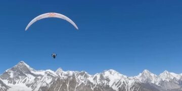 (Видео) Планинари достигнаа 7.577 метри на Хималаите со падобран