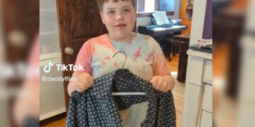 (Видео) Деветгодишно дете му соши кошула на својот татко на натпревар за шиење