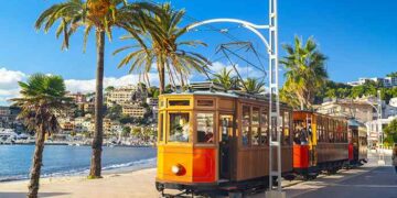 Со трамвај до плажа: атракција во градот Солер стара 110 години