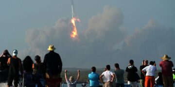 (Видео) Најголемата ракета на Илон Маск експлодираше неколку минути по успешното лансирање