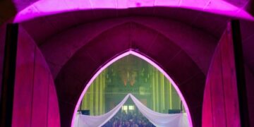 (Видео) Техно журка во црква во Германија, пултот на диџеите до олтарот