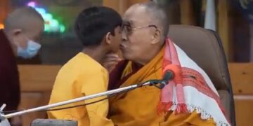 Далај Лама се извини што бакна момче во уста и побара да му го лиже јазикот