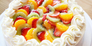 Торта со сезонско овошје и слатка павлака