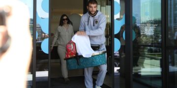 Вељко со синот излезе од породилиште, Богдана не ја симна насмевката од лицето