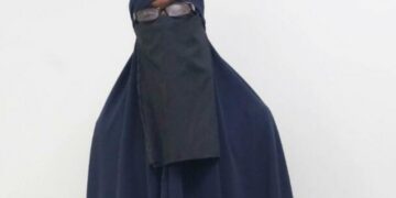 Кениец со хиџаб се маскирал за да игра на женско првенство во шах