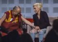 (Видео) Далај Лама непримерно ја допира Лејди Гага, фановите го критикуваат дека е перверзен