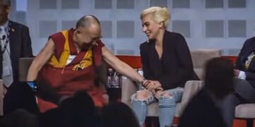 (Видео) Далај Лама непримерно ја допира Лејди Гага, фановите го критикуваат дека е перверзен