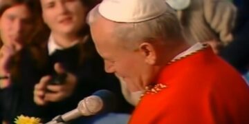 Граѓани го испрскаа со боја споменикот на Папата Јован Павле Втори во Полска затоа што сметаат дека ги криел свештениците и знаел за случаите со педофилија