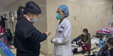 Кинески здравствени научници застанаа во одбрана на своите истражувања за потеклото на коронавирусот, велат дека колегите од СЗО ги навредувале и сакале да ги оцрнат пред светот