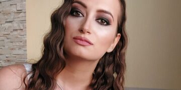 Новинарката Андријана Лазова го подарува својот фустан на матурантка која не може да си дозволи да купи нов