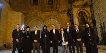 „Ко на панаѓур“-со подвиткани фармерки министерката за култура на богослужба во Ерусалим