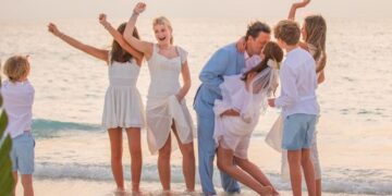 (Галерија) Џејми Оливер и Џулс после 23 години брак ги обновија свадбените завети на Малдивите