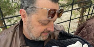 Дац во прегратка ја заспива внуката Гаиа