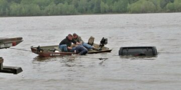 (Фото) Жена два дена поминала под вода во автомобил и преживеала, рибари го виделе нејзиниот џип потонат во езеро