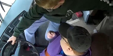 (Видео) Седмооделенец се фати за воланот и ги спаси сите во автобусот откако возачот им се онесвести