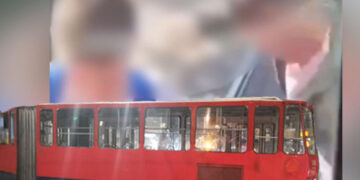 (Видео) Mомче во Белград скокна од трамвај во движење поради предизвик на Тик ток