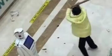 Жена искрши робот во Кина кој персоналот го ставил да го замени рецепционерот