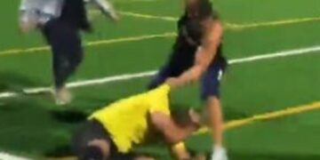 (Видео) Фудбалер претепа судија на теренот
