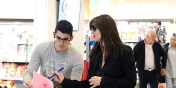 Моника Белучи делеше автограми на аеродром во Грција