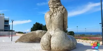 „Провокативна“ статуа на сирена предизвикува возбуда во село во Италија