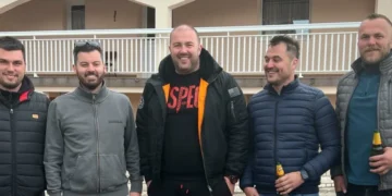 Мате Римац го посети родното село Ливно и објави фотографија со другарите од детство