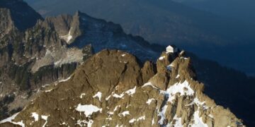 (Видео) Куќа на врв од планина во која може да се преспие бесплатно, доколку успеете да се искачите до неа