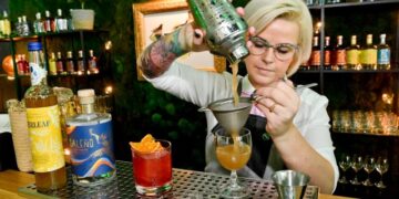 Келнерка во кафуле добила отказ откако била откриена дека ја ставила сопствената крв во коктели