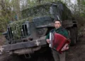 (Фото) Украински војник им свиреше на хармоника на колегите за да им го разубави денот