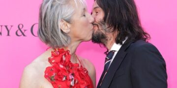 Страсен бакнеж на Киану Ривс и неговата девојка на гала во Лос Анџелес