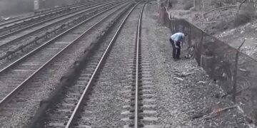 (Видео) Маж го запре возот и спаси тригодишно дете кое залутало на шините