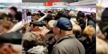 (Видео) Во „Лидл“ во Србија пензионери се тепаа со чадори за евтина свинска плешка