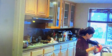 Жена го труела сопругот со средство за чистење во чајот, ја фатил на камера