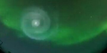 (Видео) Мистериозна светлина ги исплаши жителите во Аљаска