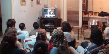 На телевизија во Иран прикажан бакнеж од неколку секунди, телевизијата се извини за грешката